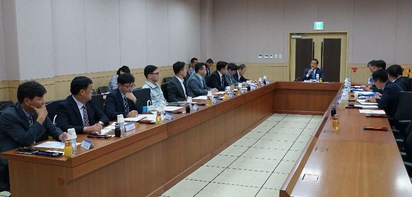 ▲ 충북경제자유구역청이 22일 청주에어로폴리스 2지구에 투자협약을 맺은 8개 기업 대표를 초청해 간담회를 열고 있다.ⓒ충북도