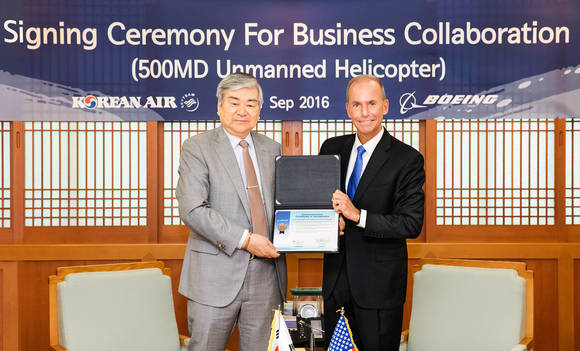 ▲ 조양호 한진그룹 회장(왼쪽)과 데니스 뮐렌버그 보잉 회장(오른쪽)이 500MD 무인헬기 공동개발을 위한 합의각서 체결한 뒤 기념촬영을 하고 있다.ⓒ대한항공