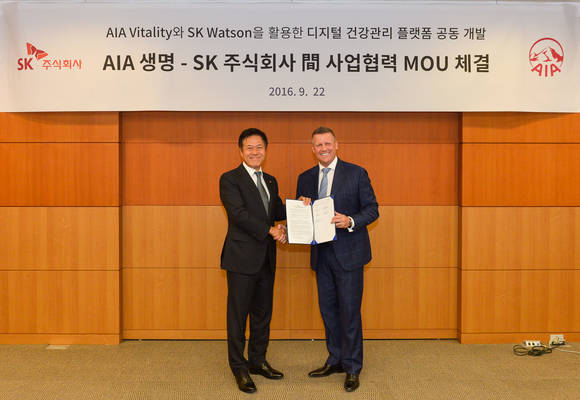 ▲ 박정호 SK㈜ C&C 사장(사진 왼쪽)과 빌 라일 AIA 지역 총괄 CEOⓒSK㈜ C&C