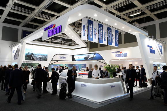 ▲ 이달 20일~23일 독일 베를린 베를린박람회장에서 열리는 국제 철도차량∙수송기술 박람회(InnoTrans 2016)에 마련된 현대로템 전시관 전경.ⓒ현대로템