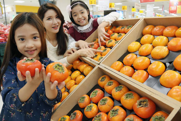 ▲ 22일 오전 서울 한강로 이마트 용산점에서 모델과 아이들이 가을철 별미 황제홍시를 선보이고 있다. ⓒ이마트