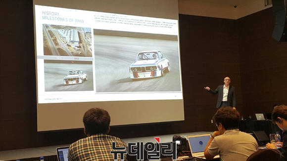 ▲ 마틴 슈토이렌탈러 BMW코리아 연구개발(R&D)센터 이사가 지난 21일 제주도 서귀포 서귀포 히든클리프 & 네이쳐호텔에서 열린 연례 기자단 시승행사에서 'BMW그룹 지속가능성과 100년 역사에 관한 세미나'를 진행하고 있는 모습.ⓒ뉴데일리