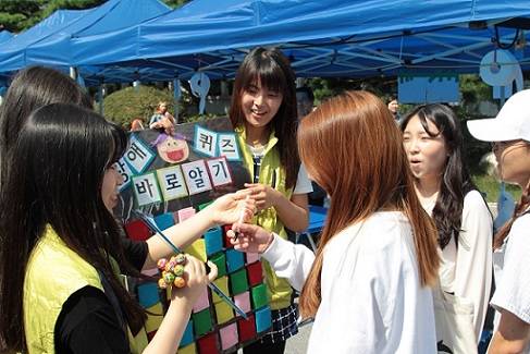 ▲ 22일 서울 성북구 동덕여자대학교에서 진행된 '장애퀴즈 바로알기'에 학생들이 참여하고 있다. ⓒ동덕여대