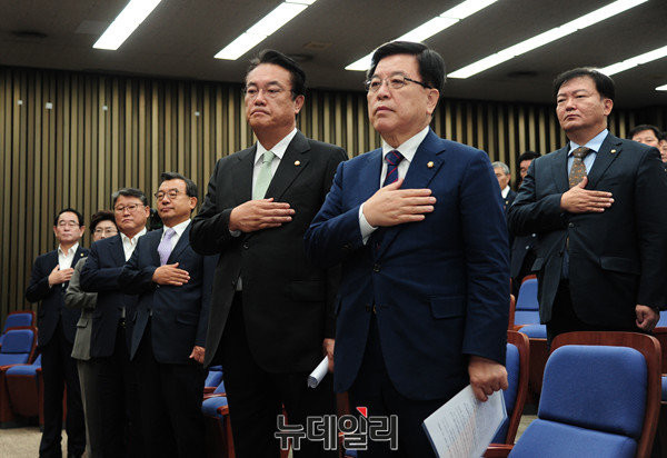 ▲ 새누리당 정진석 원내대표와 김광림 정책위의장이 23일 오전 국회본청에서 의원총회에 앞서 굳은 표정으로 국기에 대한 경례를 하고 있다. ⓒ뉴데일리 공준표 기자