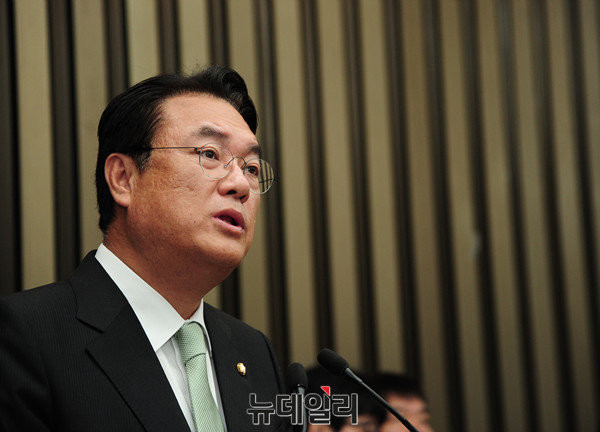 ▲ 새누리당 정진석 원내대표가 23일 오전 국회본청에서 열린 의원총회에서 결연한 표정으로 더불어민주당이 제출한 김재수 농식품부장관 해임건의안을 비판하고 있다. ⓒ뉴데일리 공준표 기자