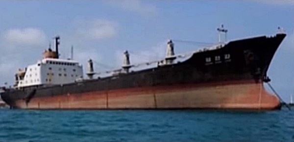 ▲ 파나마 정부가 편의치적 방식으로 자국 선적을 취득한 북한 선박의 등록을 취소하고 향후에도 북한 선박 등록을 하지 않을 것임을 밝혔다. 사진은 2013년 쿠바에서 선적한 무기 등을 싣고 파나마 운하를 통과하다 억류된 바 있는 북한의 '청천강호' 자료사진.ⓒ미얀마 'MRTV'중계영상 캡쳐