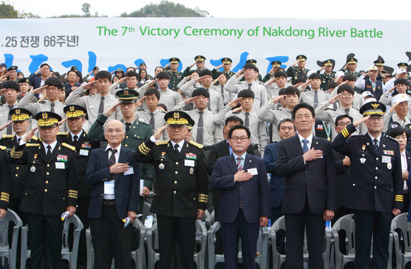 ▲ 낙동강지구 전투 전승기념 행사에서 백선기 칠곡군수 등이 국기에 대한 경례를 하고 있다..ⓒ칠곡군 제공