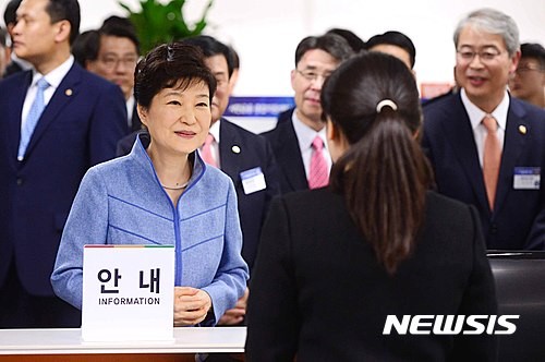 박근혜 대통령이 23일 서울 중구 프레스센터에서 열린 서민금융진흥원 출범식에 참석해 관계자들과 대화를 나누고 있다. ⓒ뉴시스