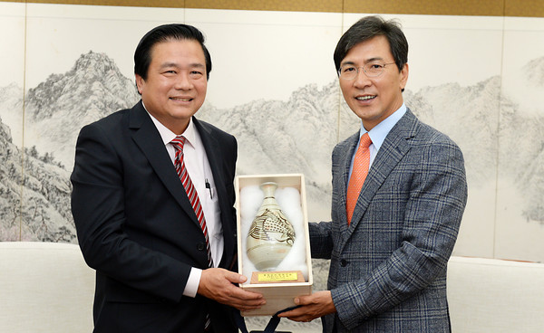 ▲ 23일 도청 접견실에서 안희정 충남도지사와 팜반란 당서기가 양 지역 간 교류·협력 확대 방안을 논의했다.ⓒ충남도