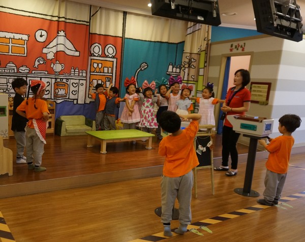 ▲ 단양유치원 원아들이 이야기 나눔터에서 재미있는 체험을 하며 즐거워 하고 있다.ⓒ단양교육지원청