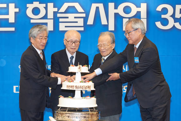 ▲ 김우중 전 대우그룹 회장과 장병주 대우재단 이사장이 35주년 기념식 케익을 자르고 있다.ⓒ대우재단