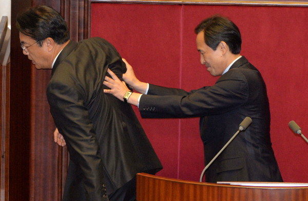 ▲ 새누리당 정진석 원내대표가 23일 심야, 김재수 농림축산식품부장관 해임건의안이 국회 본회의에서 의결된 직후 이에 책임을 통감한다는 이유로 원내대표 사퇴를 전격 선언했다. 사진은 이날 저녁 국회 본회의장에서 정회를 요구하며 정세균 국회의장에게 항의하고 있던 정진석 원내대표를 더불어민주당 우상호 원내대표가 따로 협의하자며 단상 밖으로 떠밀고 있는 모습. ⓒ뉴시스 사진DB