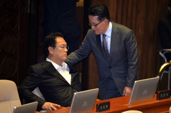 ▲ 새누리당 정진석 원내대표가 23일 심야, 김재수 농림축산식품부장관 해임건의안이 국회 본회의에서 의결된 직후 이에 책임을 통감한다는 이유로 원내대표 사퇴를 전격 선언했다. 사진은 이날 저녁 국회 본회의장에서 국민의당 박지원 비상대책위원장(겸 원내대표)이 정진석 원내대표의 자리로 찾아가 위로하려 하고 있는 모습. ⓒ뉴시스 사진DB