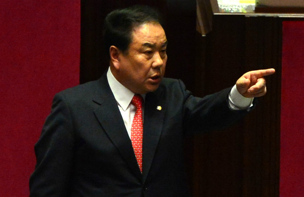 ▲ 새누리당 이우현 의원이 23일 국회에서 열린 대정부질문 도중, 의정활동을 방해하며 소란을 피우는 더불어민주당 의원들을 준렬히 꾸짖고 있다. ⓒ뉴시스 사진DB