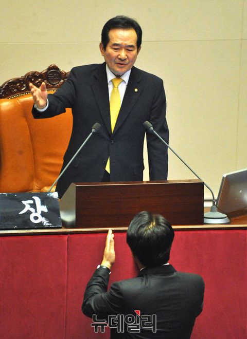 ▲ 정세균 국회의장과 정진석 새누리당 원내대표가 설전을 벌이고 있다. 정세균 국회의장 얼굴에 불쾌한 기색이 역력하다. ⓒ뉴데일리 이종현 기자