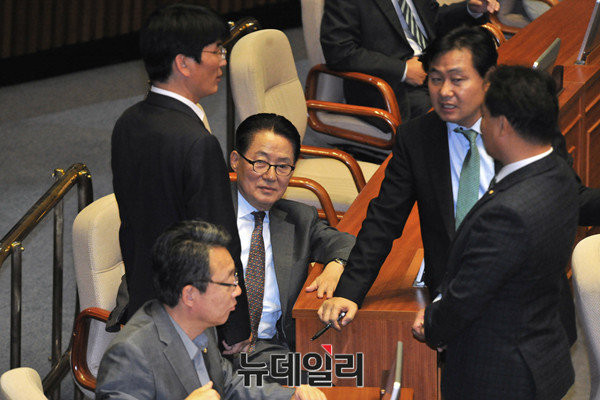 지난 23일 국회 본회의에 참석한 국민의당 박지원 비상대책위원장 등 야당 소속 의원들이 이야기를 나누고 있다. ⓒ뉴데일리 이종현 기자