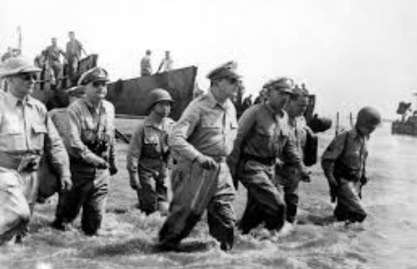 ▲ 6.25직후 무초 대사, 처치 준장 들과 회동한 이승만 대통령. 수원 기지에서 맥아더를 기다리고 있다.(자료사진)