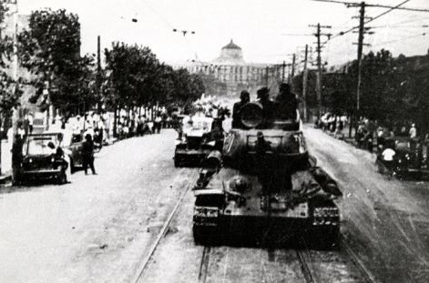 ▲ 서울을 점령한 북한군의 소련제 탱크들이 시청앞을 지나고 있다.(자료사진)
