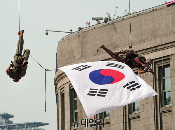 ▲ 중앙청 태극기 게양 퍼포먼스 ⓒ 뉴데일리 공준표