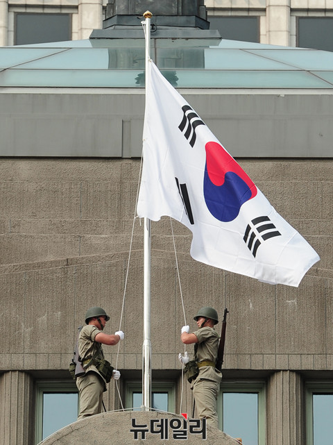 ▲ 중앙청 태극기 게양 재현 ⓒ 뉴데일리 공준표