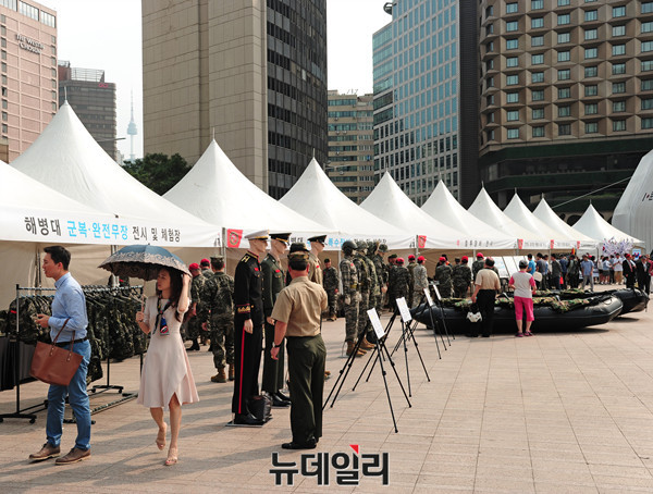 ▲ 중앙청 태극기 게양 재현 ⓒ 뉴데일리 공준표