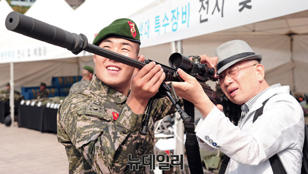 ▲ 수색대 장비 체험을 하는 시민(박사범) ⓒ 뉴데일리 공준표