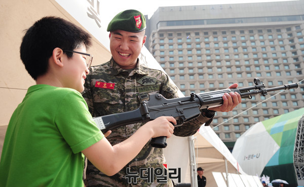 ▲ 수색대 장비 체험을 하는 시민(박사범) ⓒ 뉴데일리 공준표