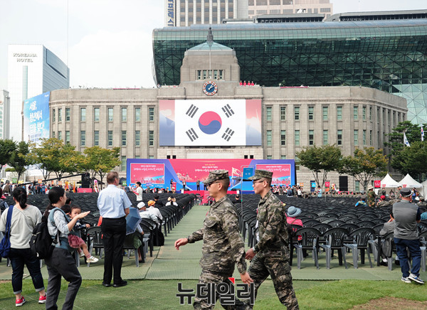 ▲ 수색대 장비 체험을 하는 시민(박사범) ⓒ 뉴데일리 공준표