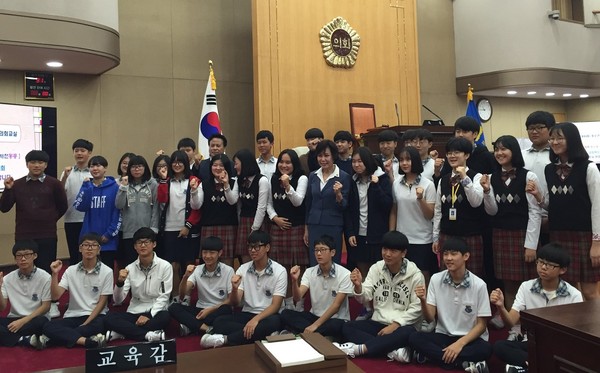 ▲ 충북도의회를 방문한 제천동증학교 임원들이 김영희 의장(가운데)과 기념촬영을 하고 있다.ⓒ제천동중학교