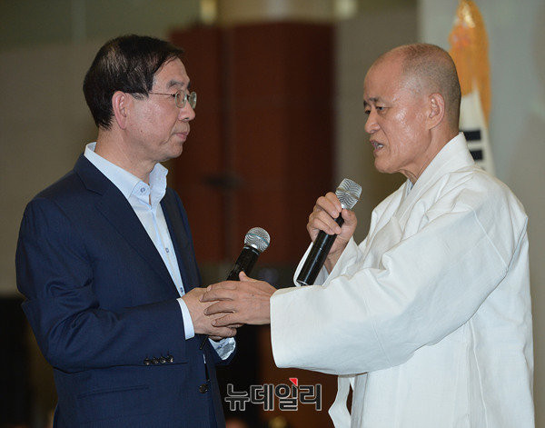 ▲ 박원순 서울시장과 도올 김용옥 교수가 대담하고 있다. ⓒ뉴데일리 정상윤 기자