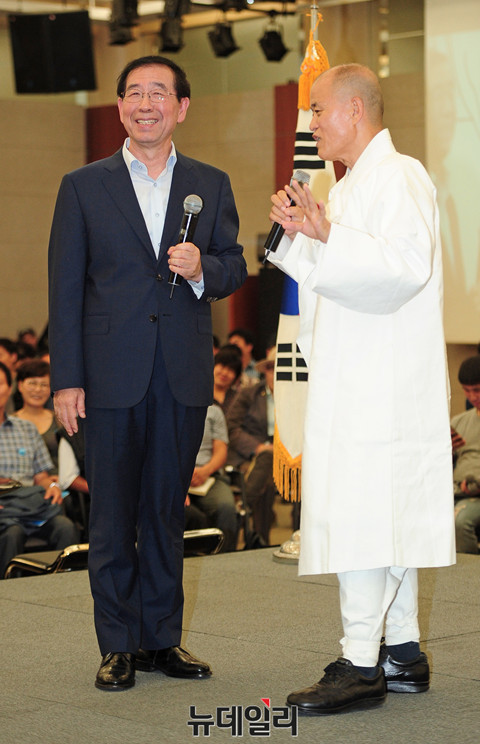 ▲ 박원순 시장(왼쪽)과 북토크하는 도올 김용옥 ⓒ 뉴데일리 공준표