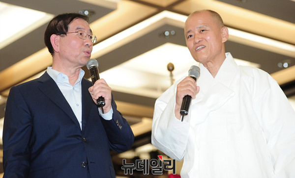 ▲ 박원순 시장(왼쪽)과 북토크하는 도올 김용옥 ⓒ 뉴데일리 공준표