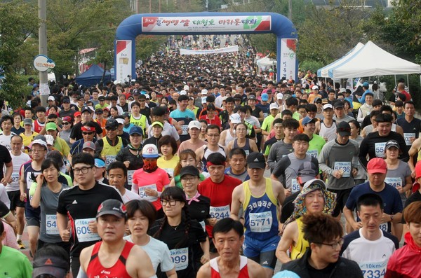 ▲ 제14회 청원생명쌀 대청호말아톤대회가 25일 충북 청주시 문의체육공원에서 열렸다.ⓒ청주시