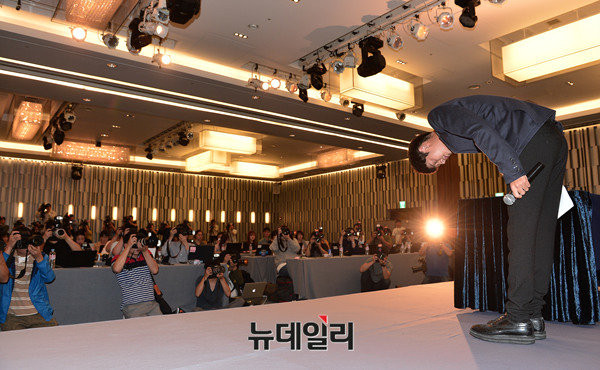 ▲ 기자회견 후 고개숙인 정준영 ⓒ뉴데일리 정상윤 기자