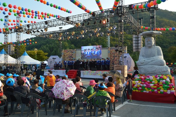 ▲ 지난 23~25일 열린 '경산갓바위 축제'가 소원체험 행사 등을 마련해 관람객의 호응을 얻었다.ⓒ경산시 제공