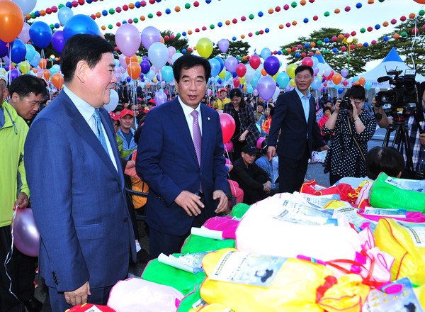 ▲ '경산갓바위 축제'에서 최경환 의원(왼쪽)과 최영조 경산시장이 행사장을 둘러보고 있다.ⓒ경산시 제공