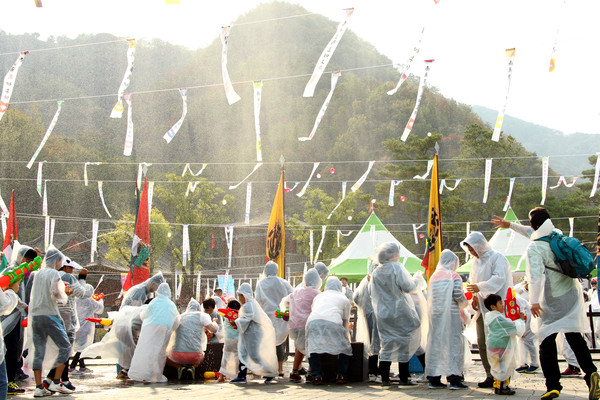 ▲ 축제에 참여한 연인들이 우의를 입고 편을 나눠 물풍선으로 전투놀이를 하고 있다.ⓒ단양군