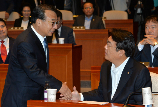 ▲ 새누리당 이정현 대표가 26일 당무에 복귀해 의원총회장으로 들어선 정진석 원내대표의 자리로 찾아가 직접 악수를 하며 위로하고 있다. ⓒ뉴시스 사진DB