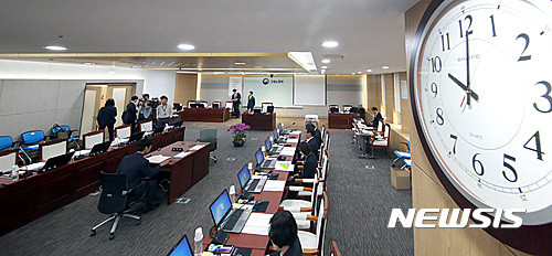 ▲ 2016년 국정감사 첫날인 26일 오전 정부세종청사에서 열린 국회 환경노동위의 고용노동부에 대한 국정감사장. 국감 시작 시간인 10시가 넘어서고 있지만 국감 전면거부에 나선 새누리당 위원들의 자리(왼쪽)가 비어 있다. ⓒ뉴시스