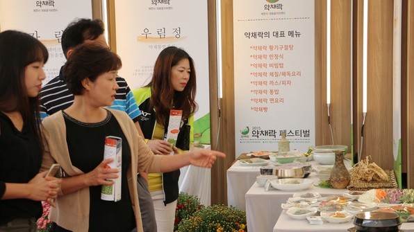 ▲ 지난해 제천한방박람회 약초 페스티벌 행사에 참여한 방문객들이 전시된 음식을 살펴보고 있다.ⓒ제천시