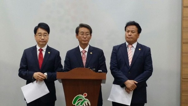 ▲ 충북도의회 엄재창 MRO특위위원장(가운데)과 위원들이 26일 더불어민주당에 대해 ‘정쟁중단과 특위 복귀’를 촉구하는 기자회견을 열고 있다.ⓒ충북도의회