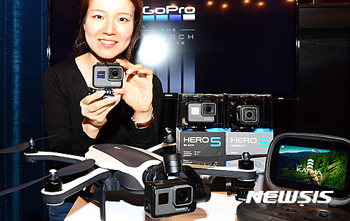 ▲ 고프로 한국 총판 세파스사는 청담CGV 프라이빗 시네마에서 음성제어가 가능한 새로운 멀티캠 ‘히어로5’와 촬영용 드론인 ‘카르마’를 공개하고 있다 ⓒ뉴시스