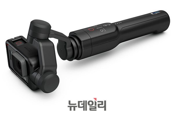 ▲ 고프로 액션캠 '히어로5'를 장착된 스마트 드론인 ‘카르마’와 액션그립 옵션을 사용하면 핸드핼드 짐벌로 사용이 가능하다. ⓒGoPro사 홈페이지