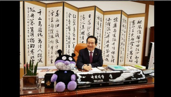 ▲ 지난 6월 21일 SNS 친구가 보내준 세균맨 인형을 자신의 집무실 책상위 명패 옆에 놓은 정세균 국회의장. ⓒ정 의장 트위터 캡쳐