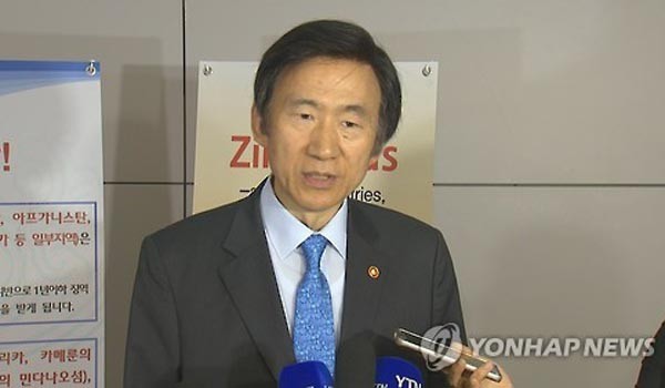 ▲ 지난 9월 17일 유엔 총회 참석을 위해 출국하기 전 인천공항에서 기자들과 만난 윤병세 외교장관은 