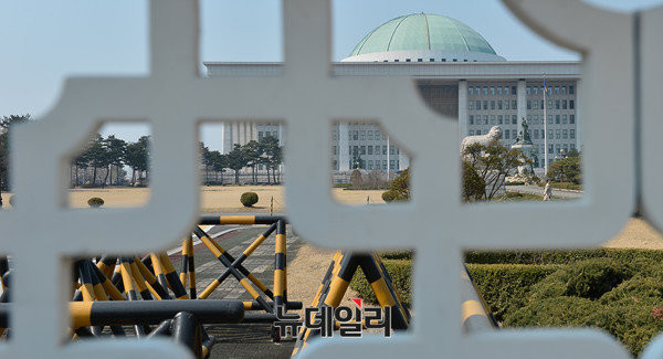 ▲ 국정감사가 첫날인 26일부터 파행을 맞이했다. 새누리당이 김재수 농림축산식품부 장관 해임 건의안 통과에 반발해 국회 상임위 일정을 보이콧 했기 때문이다. ⓒ뉴데일리 정상윤 기자