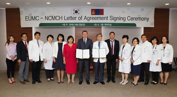 ▲ 이화의료원과 몽골 국립모자병원 관계자가 원격의료 서비스 협력을 체결했다.ⓒ이화의료원