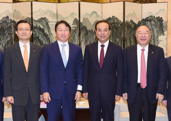 ▲ 최태원 SK그룹 회장(왼쪽 두번째)과 유정준 글로벌성장위원회위원장(맨 왼쪽)이 지난 24일 유엘라이(Yuelai) 국제 컨퍼런스 센터에서 쑨정차이(孫政才) 충칭시 당서기(오른쪽 두번째)와 황치판(黃奇帆) 충칭시장과 기념 촬영을 하고 있다.ⓒSK그룹