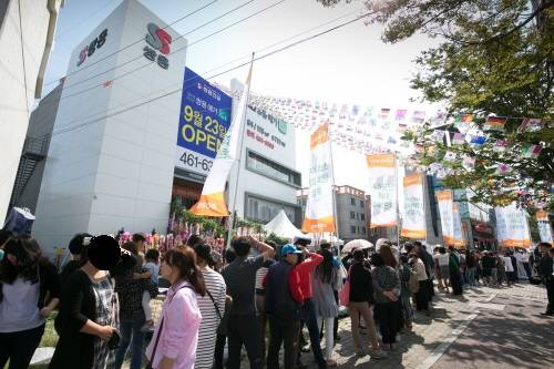 ▲ 지난 23일 경북 구미시 신평동 일원에 개관한 '구미 확장단지 쌍용 예가 더 파크' 견본주택을 찾은 방문객들이 입장을 위해 길게 줄을 서고 있다. ⓒ 쌍용건설