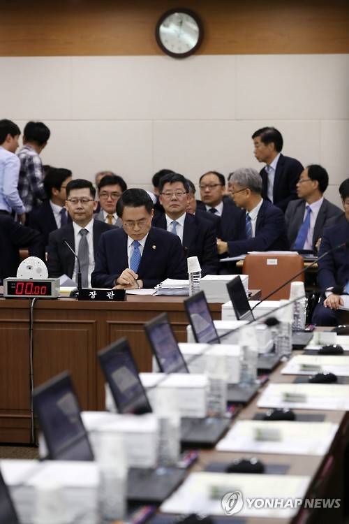 ▲ 26일 농식품부에 대한 국회 농림축산식품해양수산위원회 국정감사에서 여당이 불참한 가운데 김재수 장관이 국감장에 앉아 있다.ⓒ연합뉴스